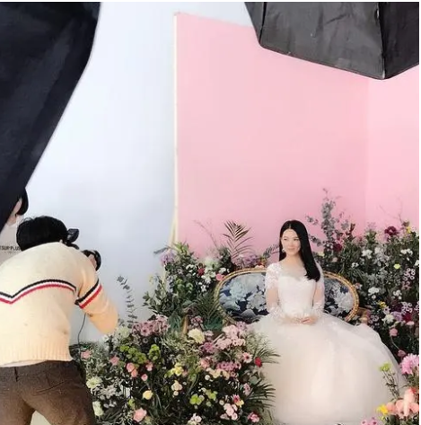 李湘炫耀家中鲜花,意外暴露男人胳膊,看着不像是王岳伦的!