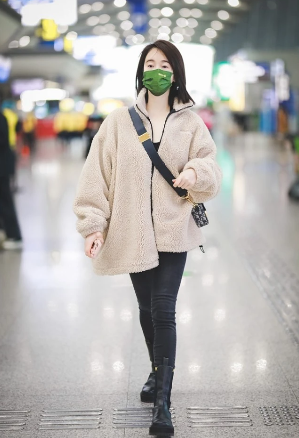 左小青带火了一种新穿法:羊羔毛外套 小黑裤 波波头,时髦又洋气_时尚