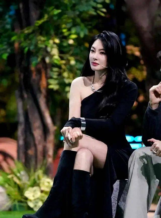 张雨绮真的太会穿!黑裙完美裹住大骨架,配上过膝长靴性感迷人!