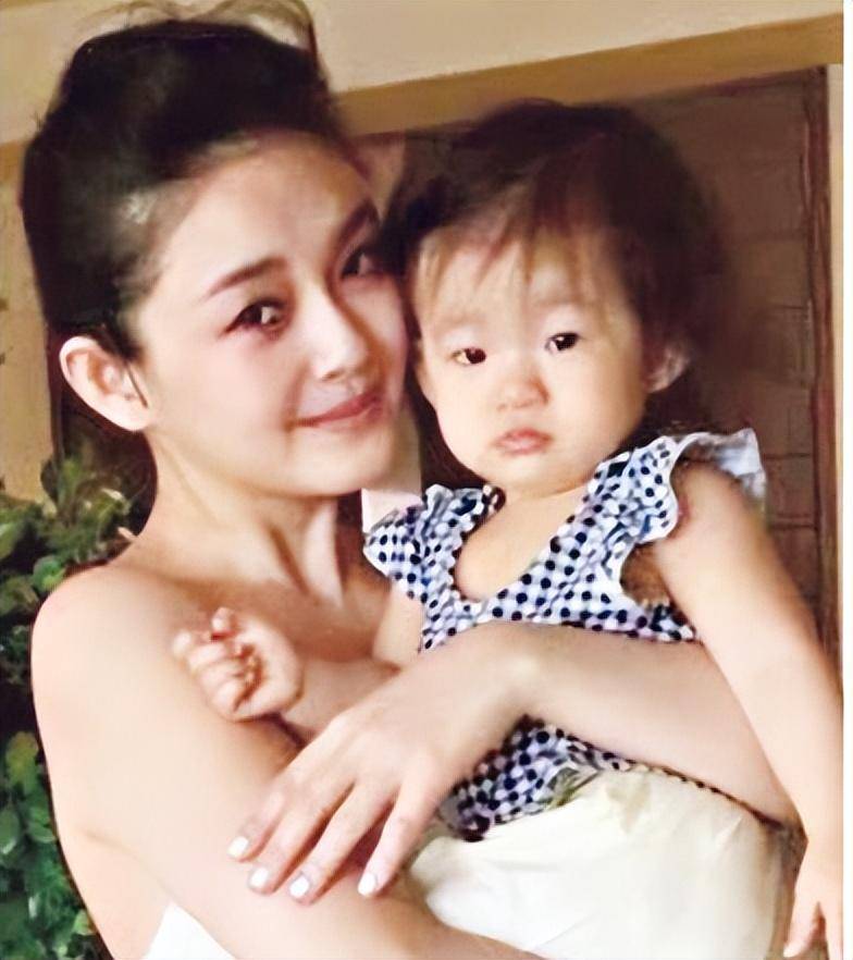 大s女儿状态惹心疼,驼背严重穿着土气显忧郁,父母离婚伤害太大