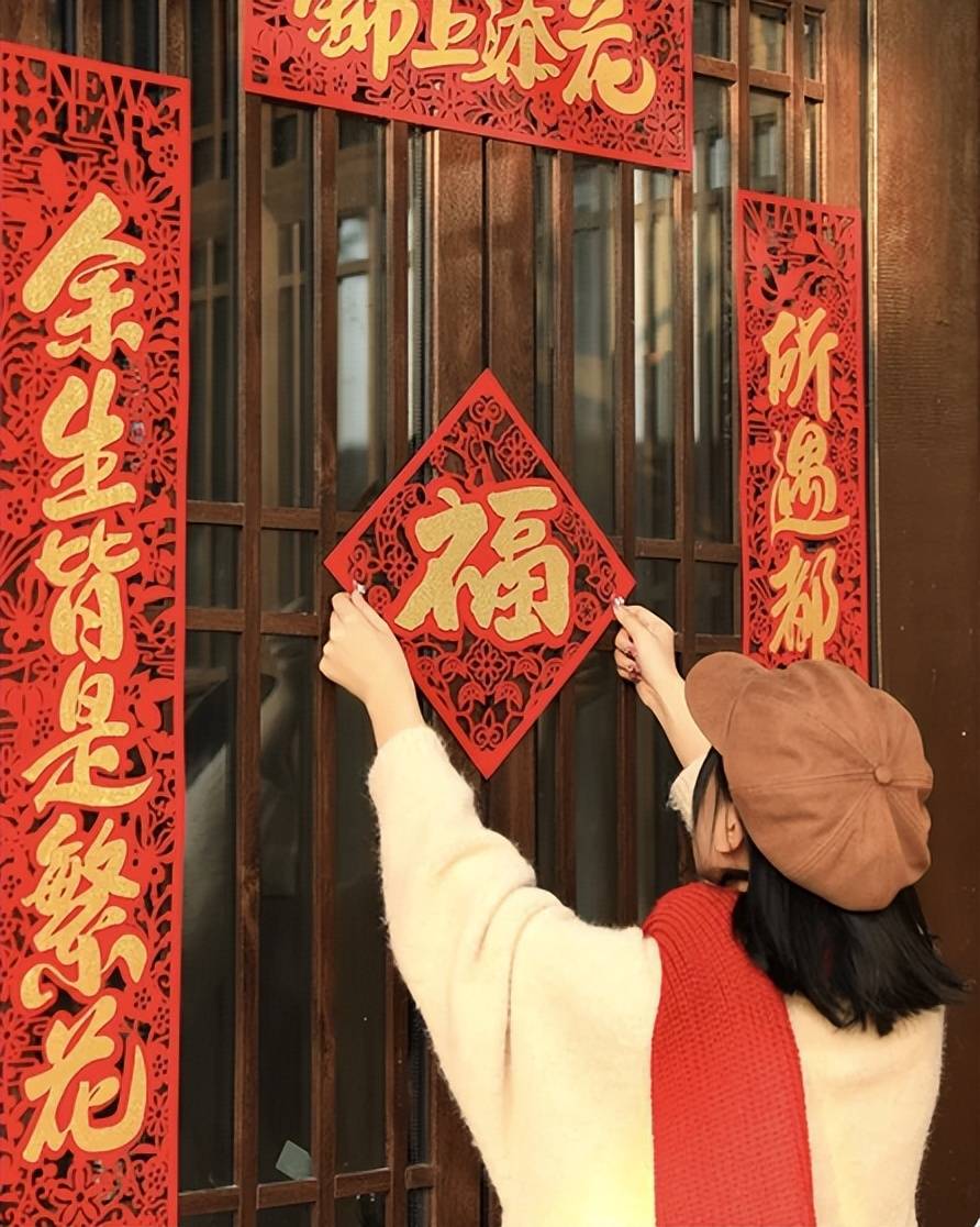 旧春联千万别随便扔,这样处理才吉利,今年红火火,家里