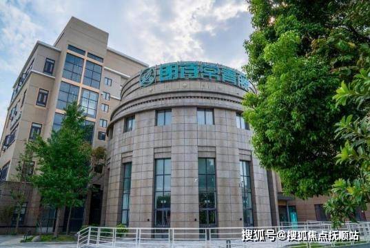 附近紧邻绿地乐和城购物广场,复旦大学附属医院车行5分钟,上海公共