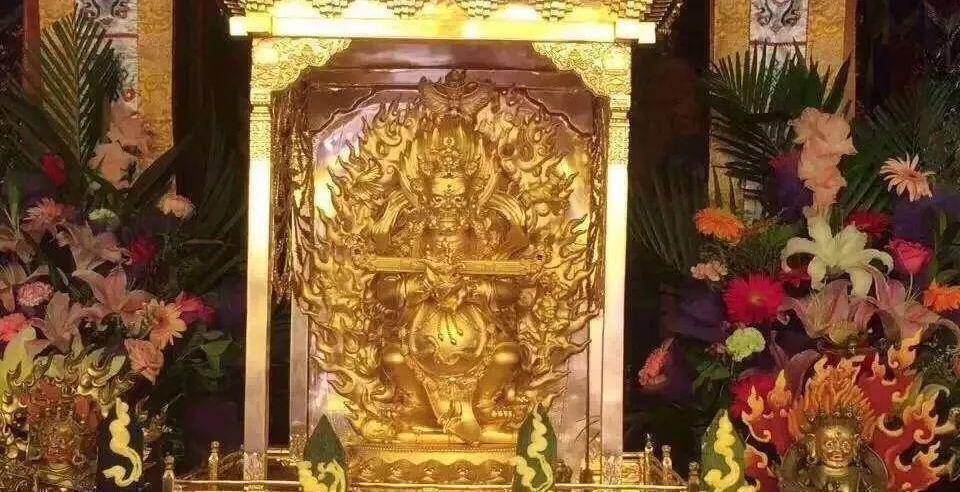 所以这座建筑在国内也是十分有价值的,现在的实胜寺金佛根据原来的