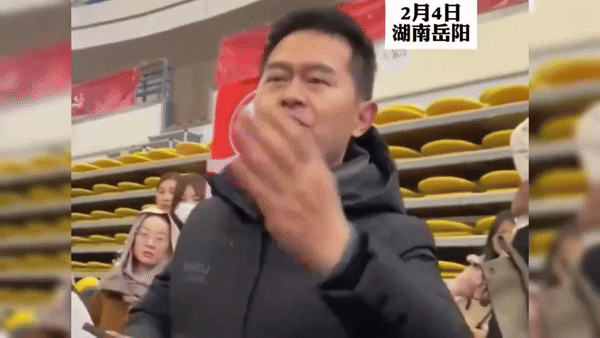 岳阳东站霸气干部:转业军人曾是团长,网友呼吁