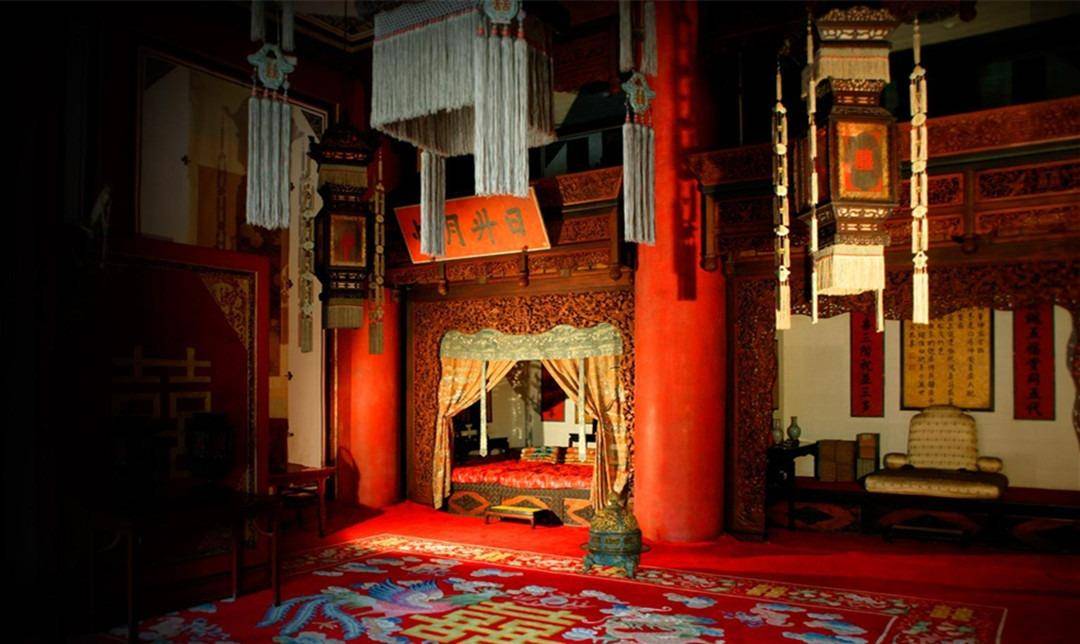 明制以坤宁宫为皇后寝宫.而宫门则向北开,宫内东西皆有暖阁.