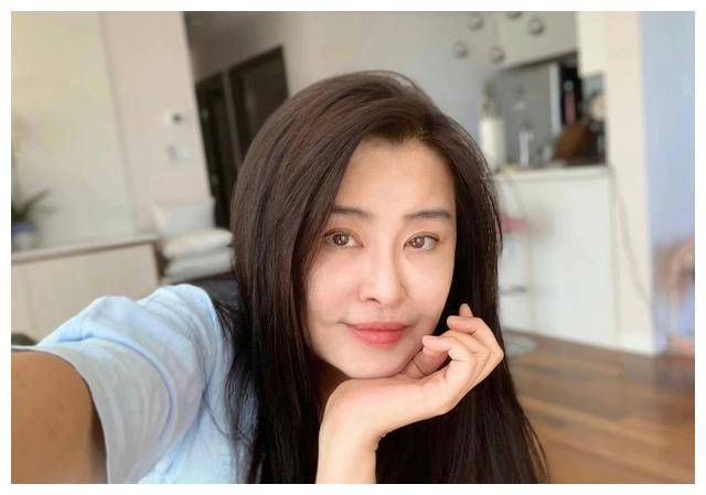 57岁王祖贤戴眼镜自拍照曝光,神情沧桑双眼皮明显,引发关注!