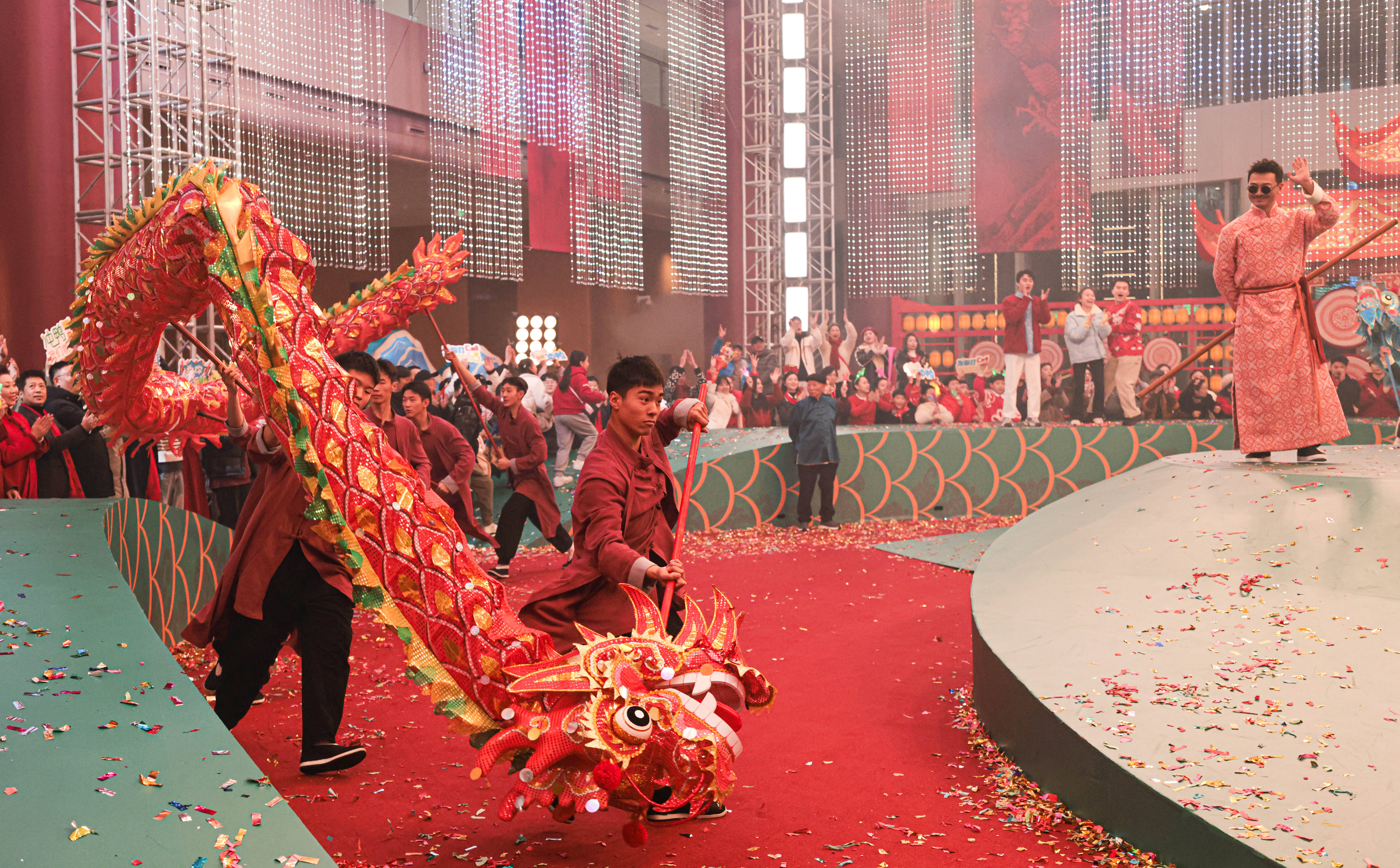 2024央视春晚,塔沟武校功夫小子与龙共"武"_节目_演出_舞台