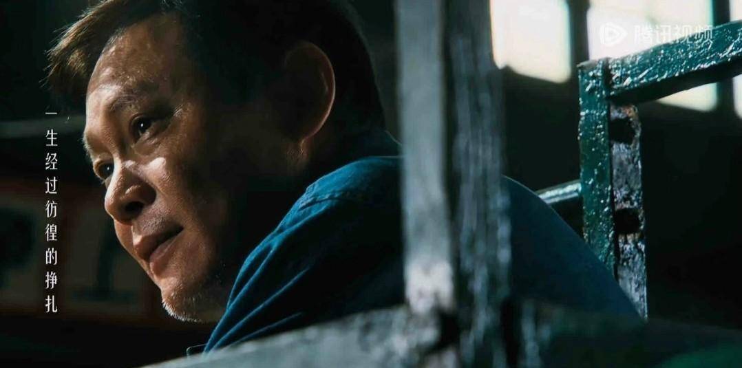 54岁范志毅陪小女儿玩被偶遇,此前凭《繁花》范厂长一角出圈_网友