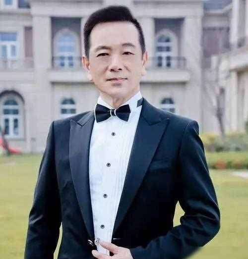 隐婚30年零绯闻,长期吃剩饭菜,一件衣服穿35年,却因直播被_张晨光