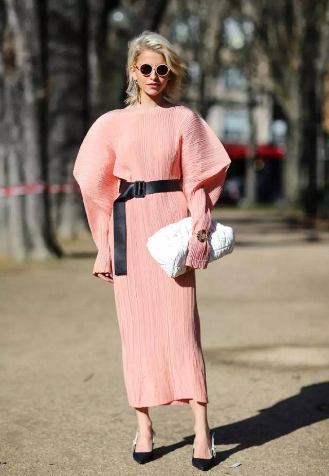 如果认为樱粉色连衣裙有些单调,可以采用系腰带或者别胸针的方法来