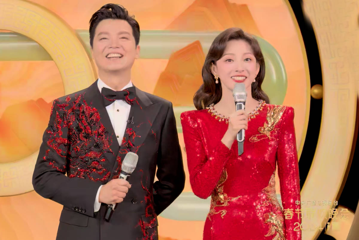 五官精致,声音甜美,央视镜头下成了一道风景,第3次主持春晚更加从容