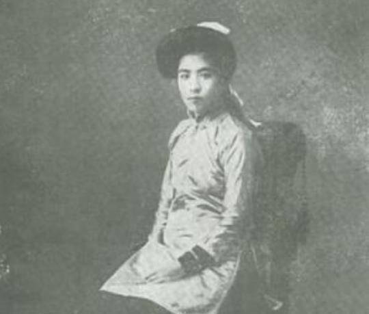 她是民国著名交际花,挺着大肚被丈夫抛弃,生下女儿家喻户晓_钢笔_孩子