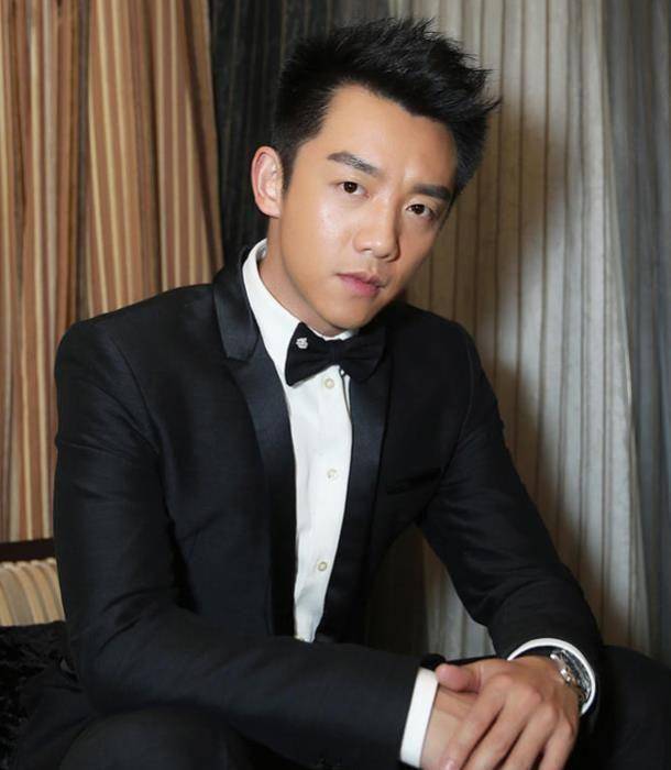 郑凯发布喜讯,娱乐圈好友纷纷送祝福,终于跟苗苗有了