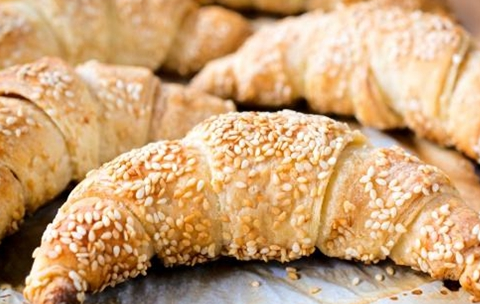 牛角包,说起牛包,很多人都不会陌生,它的味道甜而不腻,还有夹心或者