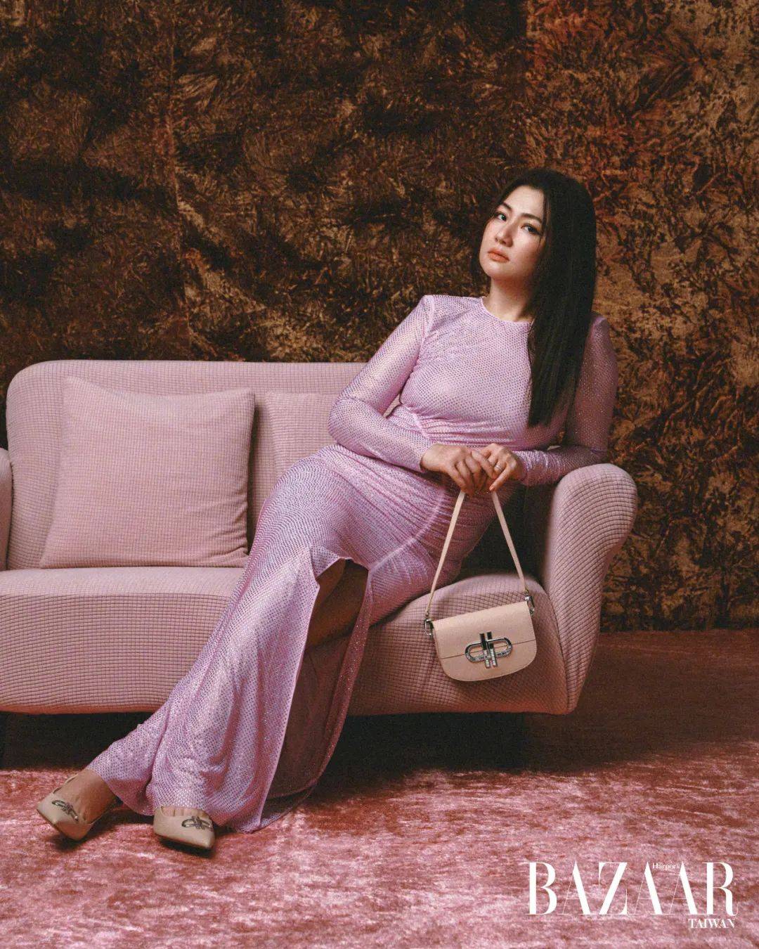 照片中,selina身穿多套时尚服装,展现出她产后恢复的良好状态.