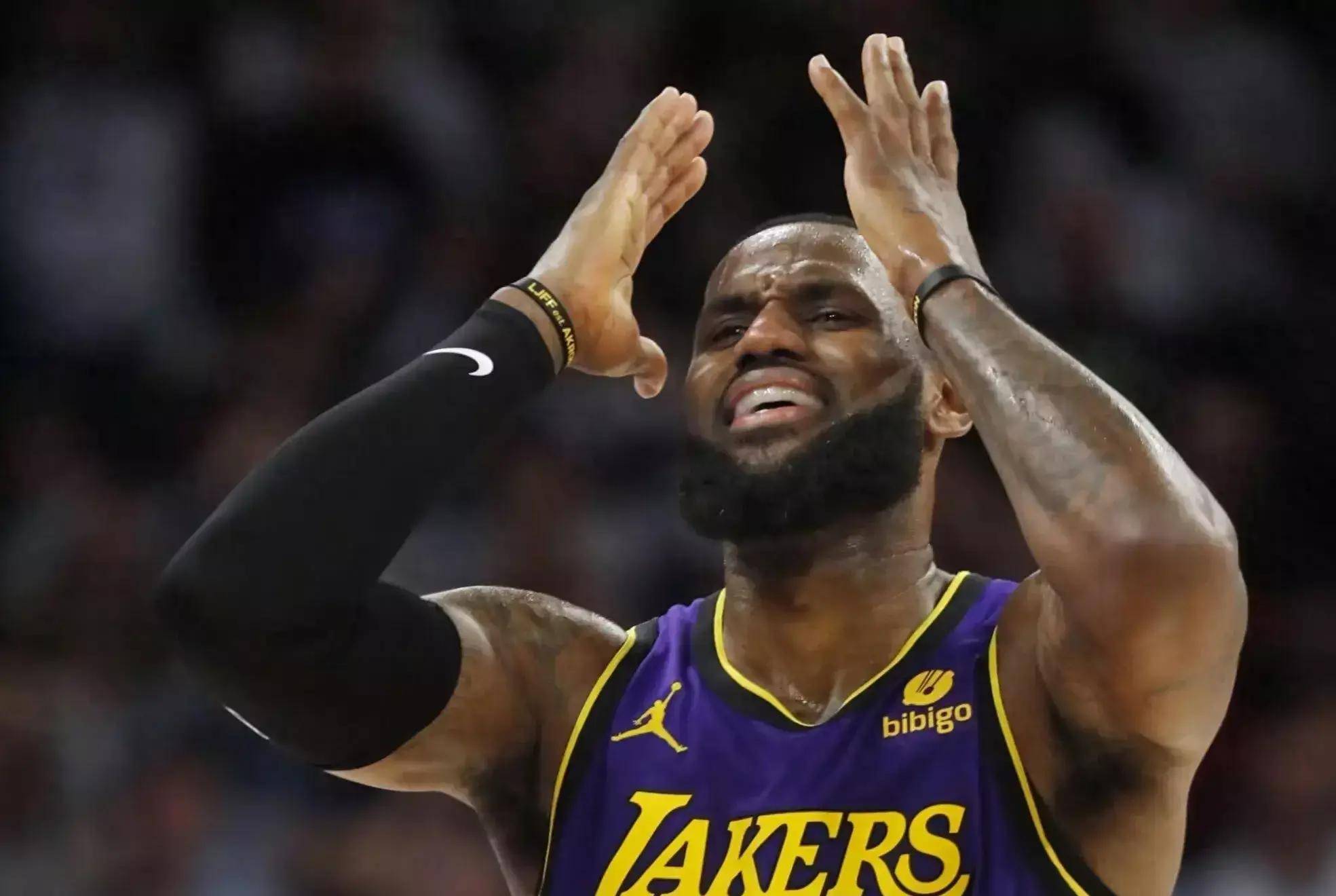 湖人输给掘金8分,两个人承担责任:老詹关键时刻无力,.