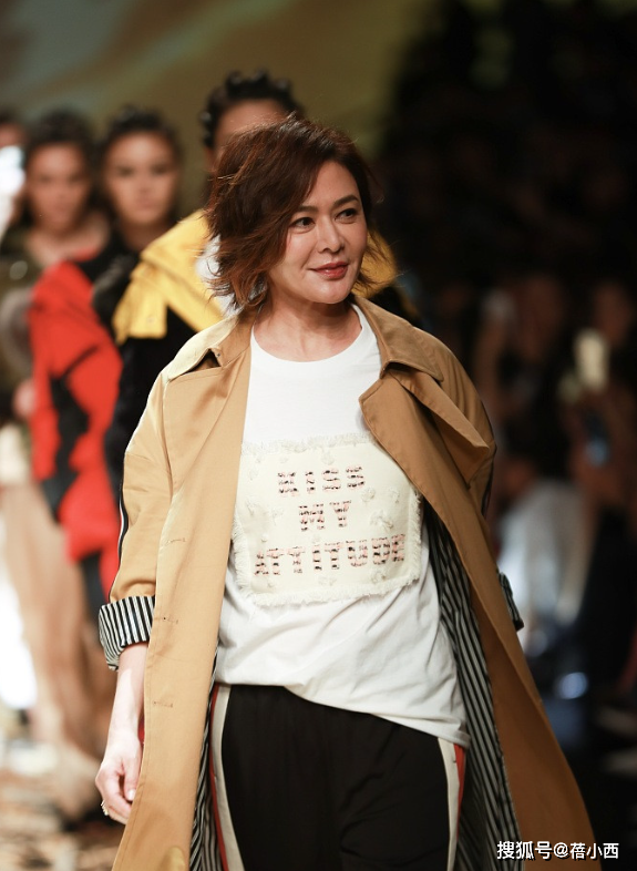 61岁关之琳换了微卷短发减龄15岁,穿风衣 白t恤,完全