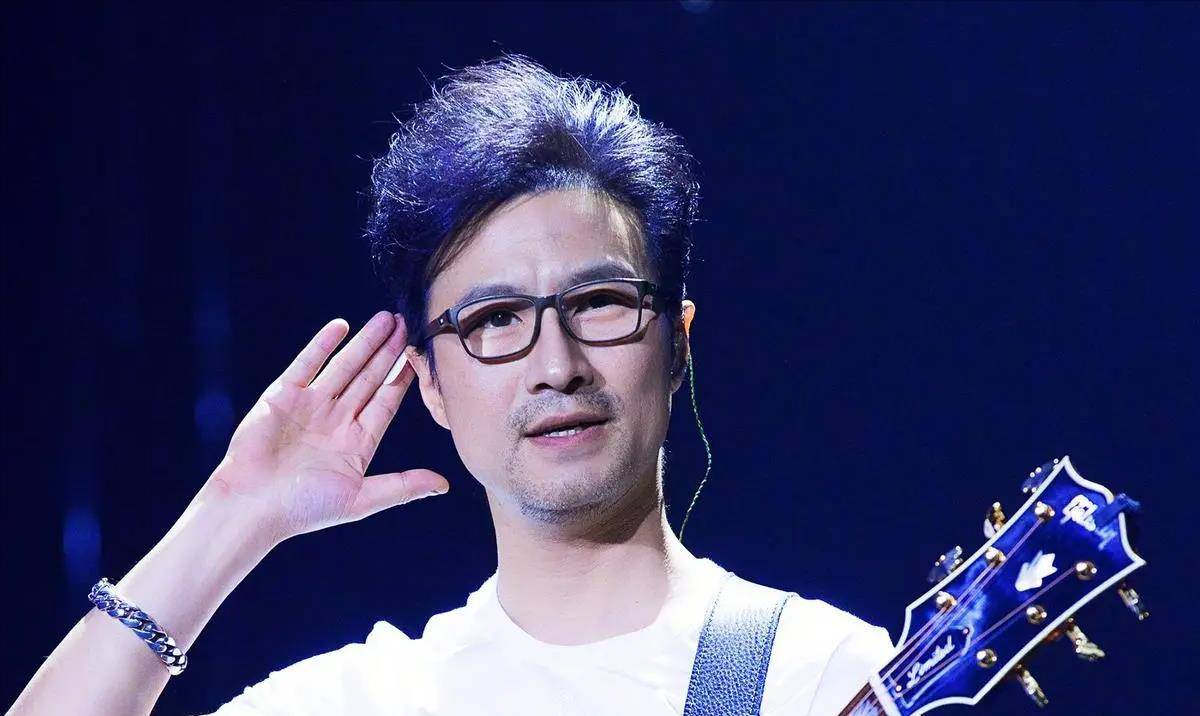 "汪峰定律"灵验10年,离奇人设从未被推翻,瓜王直播后再出大料_网友