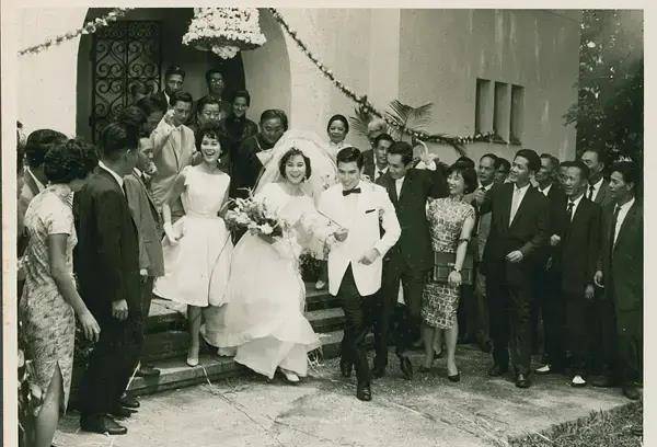 张爱玲太逗了,电影《南北一家亲》:笑星梁醒波与刘恩甲斗演技_李世普