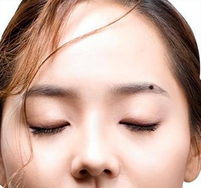 俗语"眉上有痣,衣食无忧",究竟可不可信?