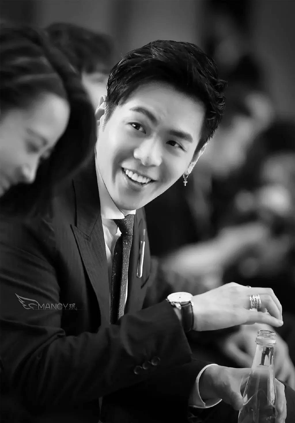 为了缓和他们父子二人的关系,刘蓓经常约张若昀回家吃饭.