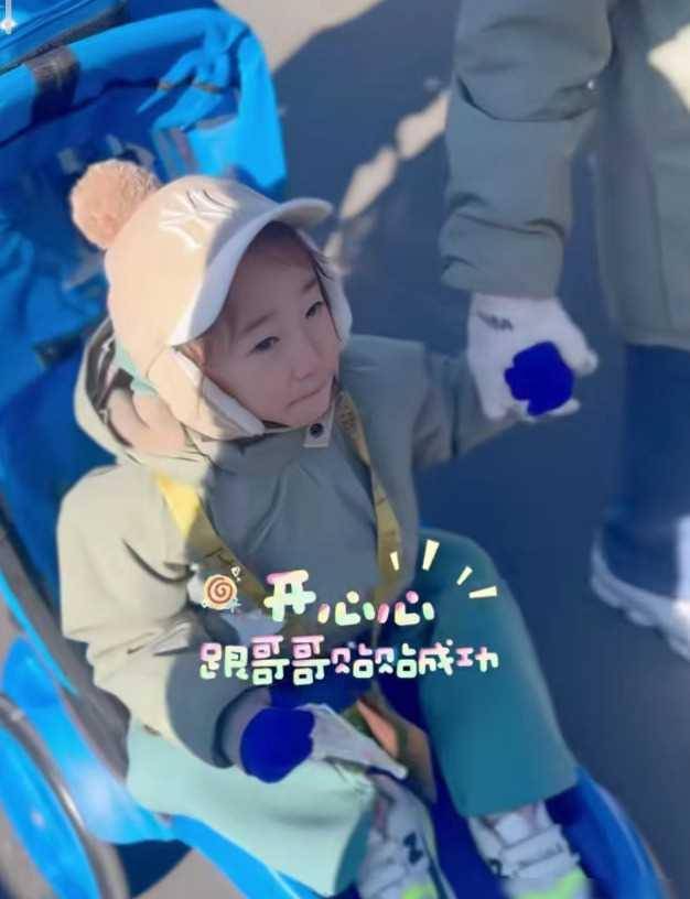 应采儿带俩儿子出游,jasper身高超妈妈肩膀,hoho扎马