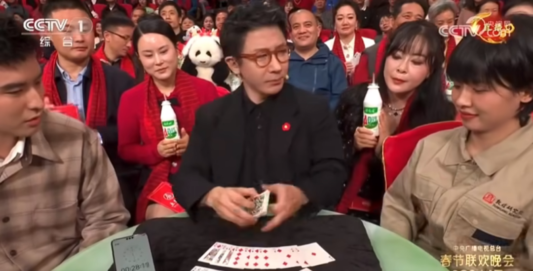 撕扑克,撕数学:刘谦魔术揭秘数学与创意的奇妙融合_观众_创造力_思考