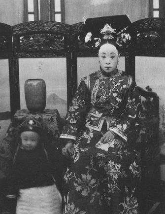 大势已去的态势之下,隆裕太后携着懵懂无知的溥仪不得不在各方斡