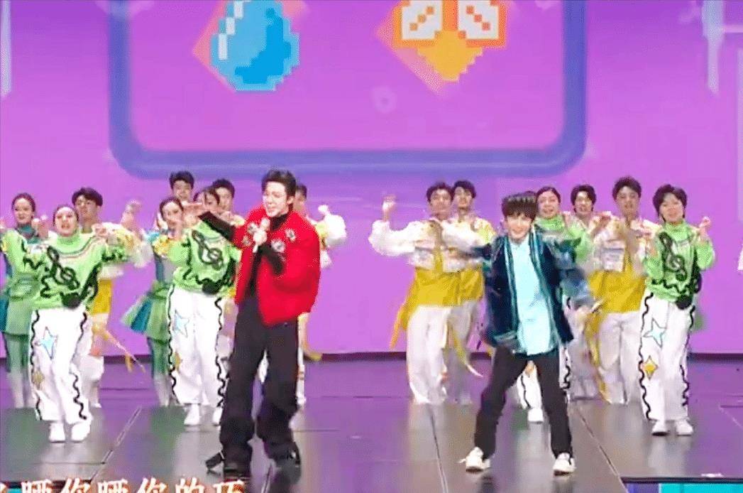临时调整了播出顺序,一开始以为会被砍掉,但零点后登台表演,填补琳