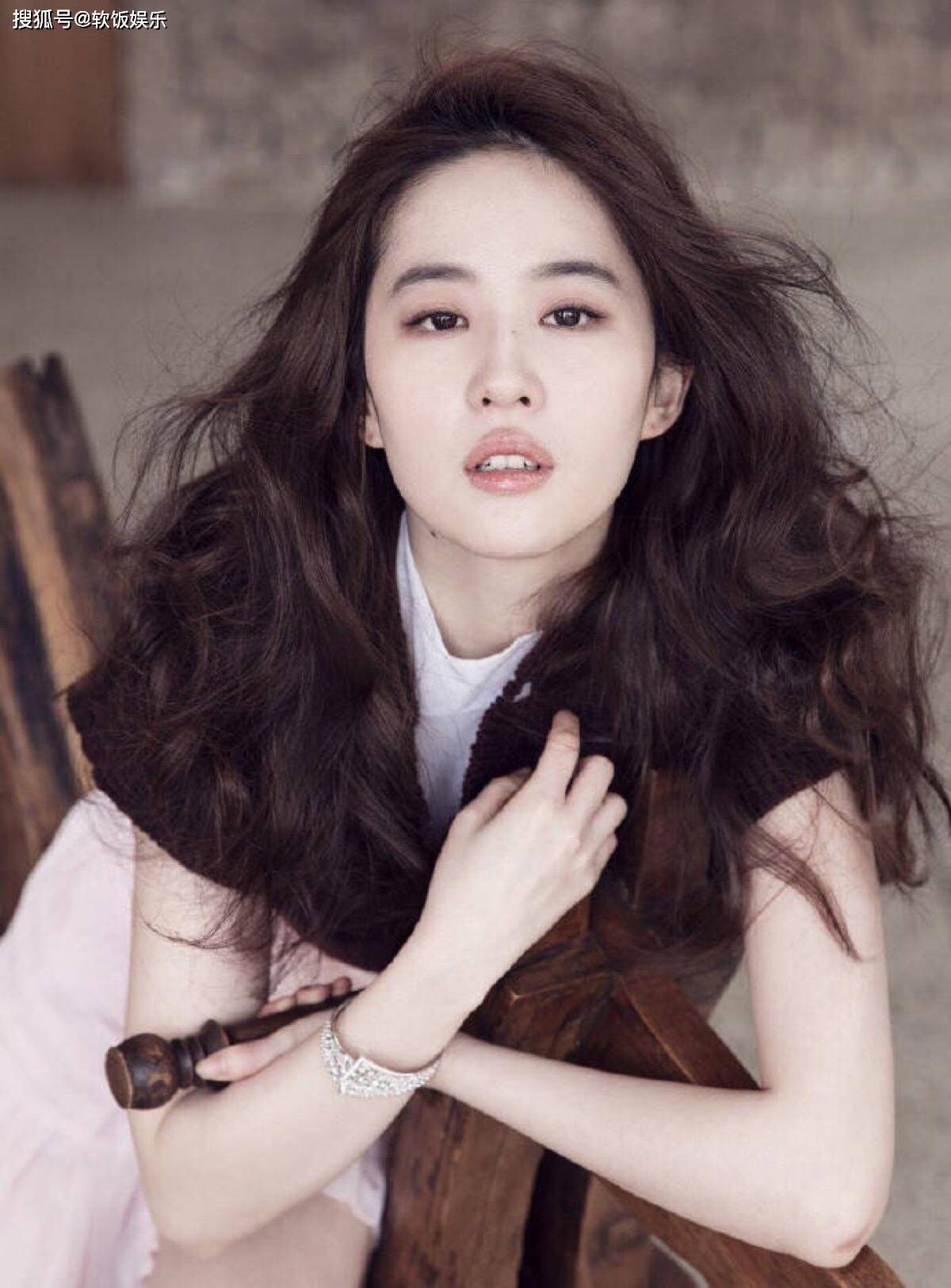 刘亦菲初中清纯照曝光!身材消瘦笑容天真无邪,与出道_