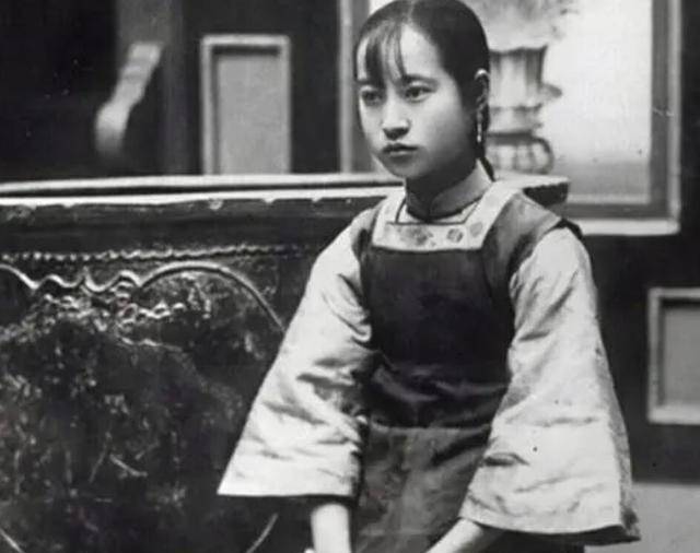 叶蓁14岁时与袁克文私定终身,满心欢喜嫁进袁家,新郎却变成公公