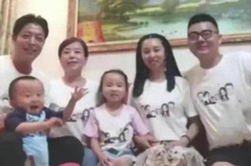 许家妮妮陪伴许敏过年,云昊穿搭真喜庆,田静郭威河南