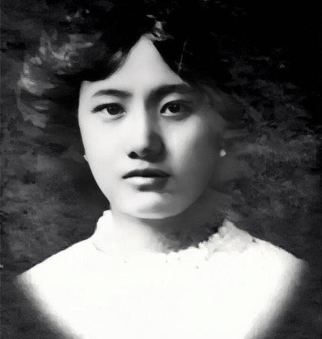 父亲揪着12岁女儿的衣领,一把扔出去,指着剪刀绳子:选