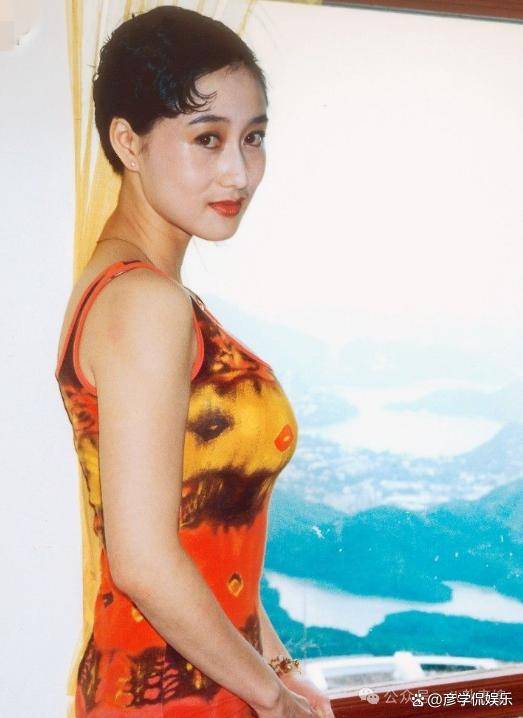 62岁的利智照片曝光,美貌不再!陪同李连杰和小女儿