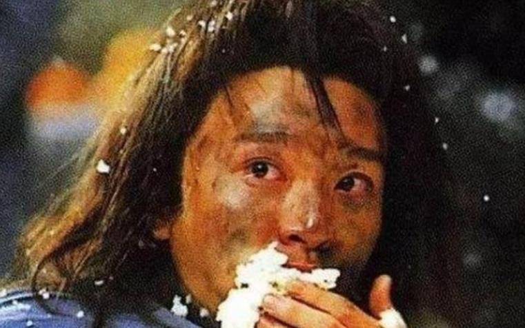 同样是演乞丐,周星驰蓬头垢面用手抓饭,杨颖干净的像个富家小姐_时候