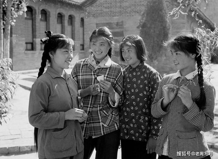 在女家轰轰烈烈哭嫁,男家奏乐放炮之际,马夫和他的马儿呆在外围.