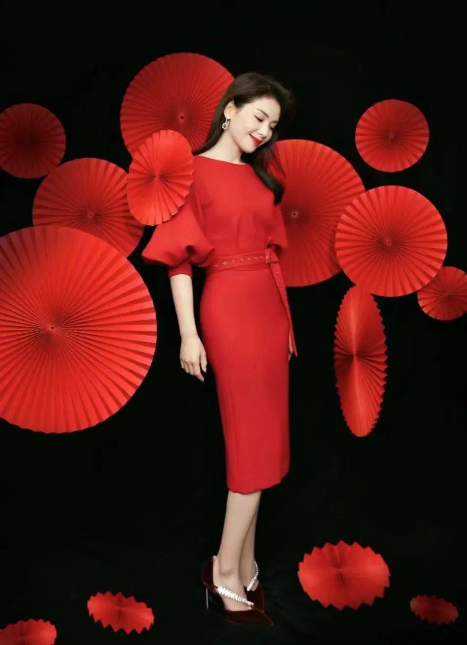 45岁的刘涛春晚带火了新年穿搭:大波浪 红色连衣裙,高级洋气又显贵!