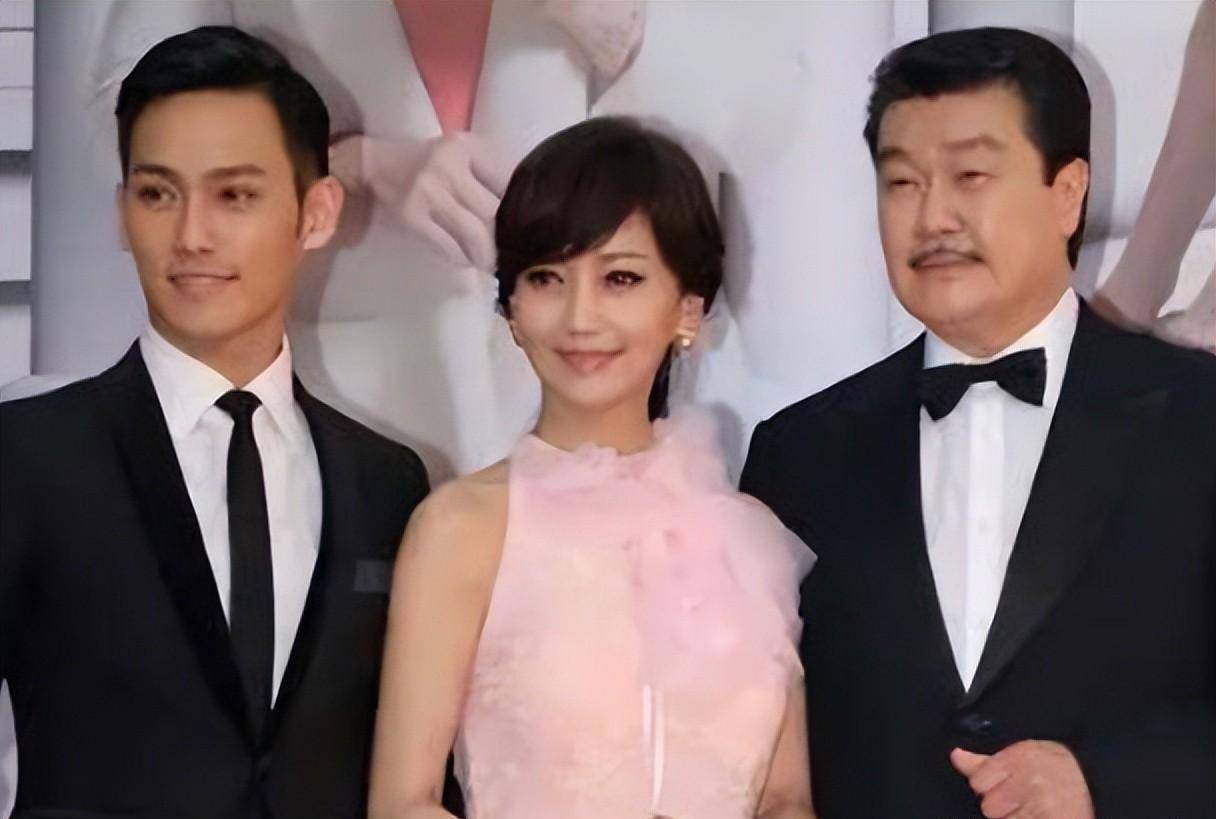 "许仙"叶童近照曝光,满头白发苍老尽显,与以前判若两人_陈国熹_赵雅芝