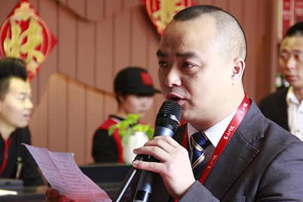 郑州首场百人火锅宴举行 免费宴请百名环卫工,为潮辣!