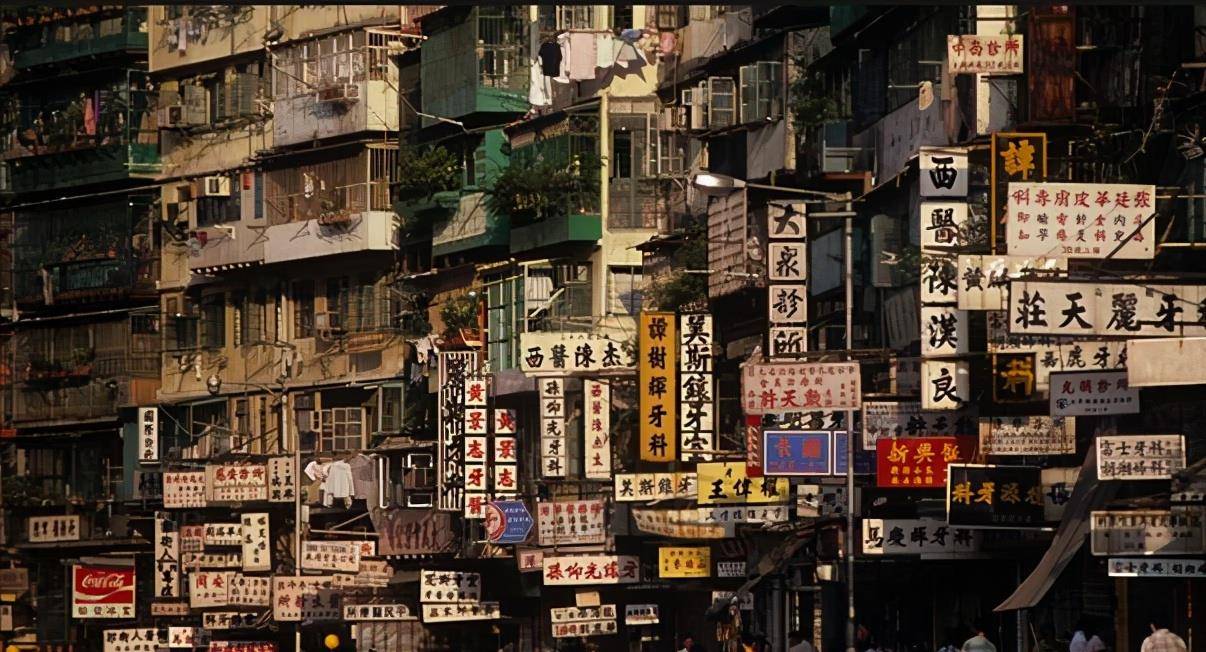 1980年代的香港九龙城寨,一个连警察都不敢进的禁区,究竟多乱?