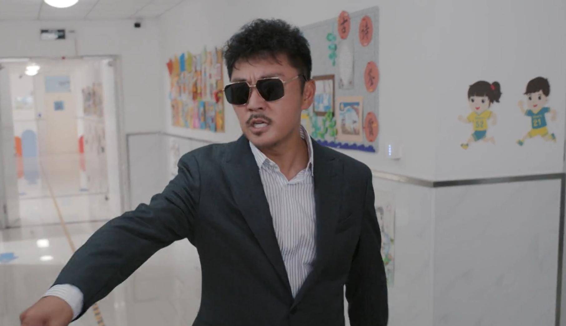 03,唐晓薇(王晓晨 饰)唐晓薇是女主播,带孩子就她自己,同杨明