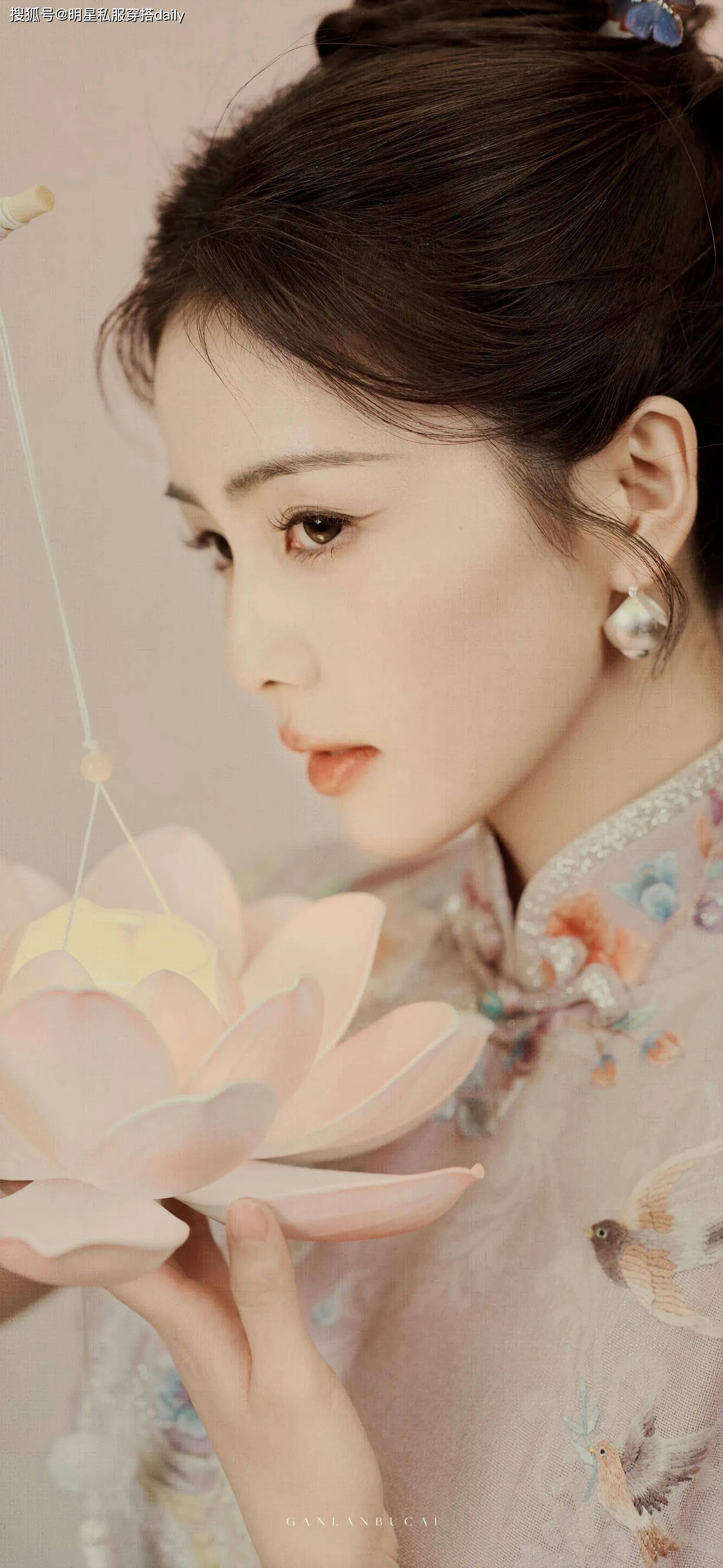 白鹿这身材谁能顶得住!穿粉色旗袍身材妖娆,温婉端庄宛若画中人