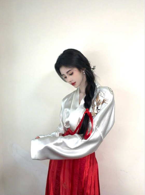鞠婧祎不愧为时髦精!汉服穿搭穿搭出个人风格,展现