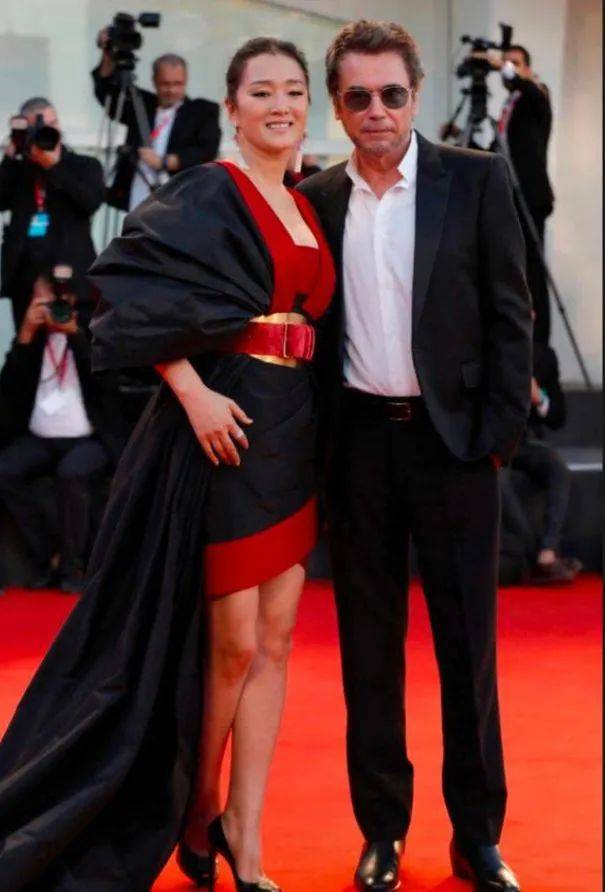 婚姻的第一页写满了青涩与懵懂,20多岁时,她与同学陈道明步入婚姻殿堂