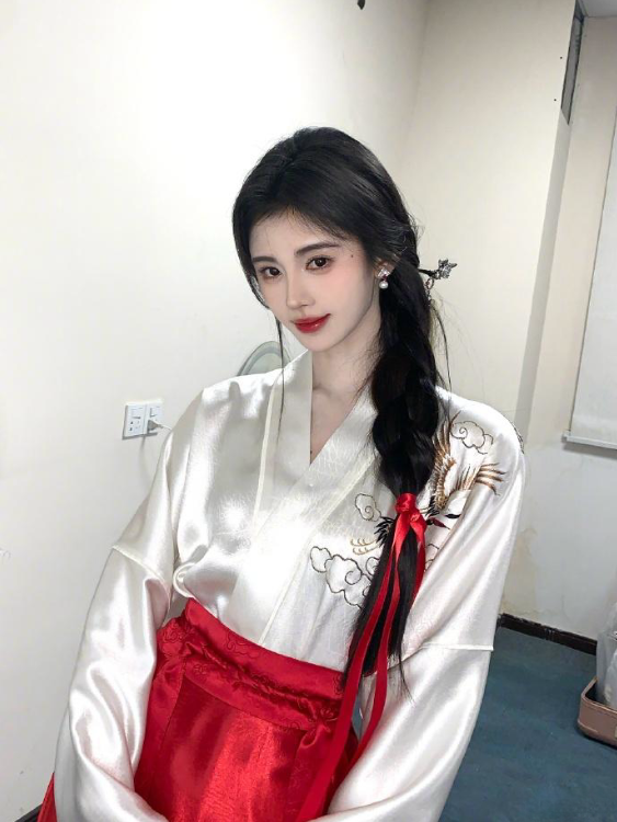 鞠婧祎不愧为时髦精!汉服穿搭穿搭出个人风格,展现古典韵味