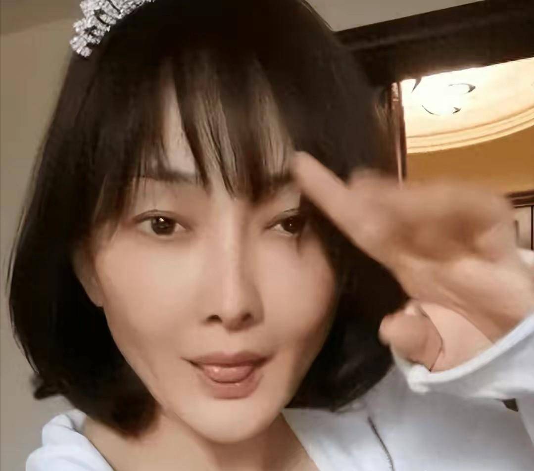 51岁的牛莉怎么变成这样了?