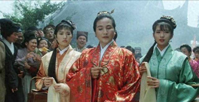 比如,今天我们要和大家介绍的这位明星艺人,她曾是《唐伯虎点秋香》里