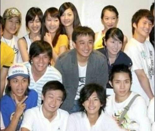 黄磊的学生海清就曾提到那时候女生军训时,因为天气太过燥热有了便秘