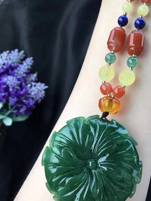 和田碧玉雕刻"国色天香"这种油绿的颜色,是女人的最爱