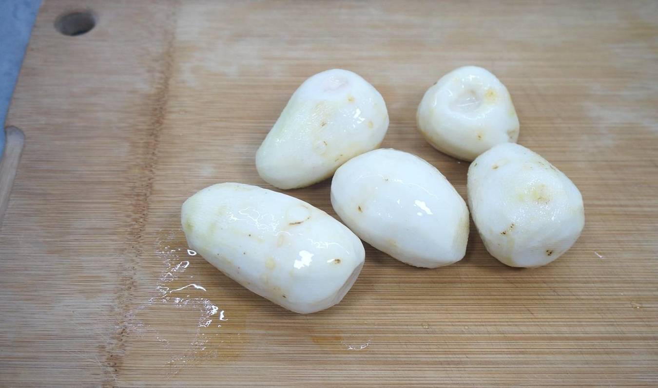 待鸭架汤煮得浓白时,将芋头块入汤中,再根据口味撒盐,开锅后煲10分钟